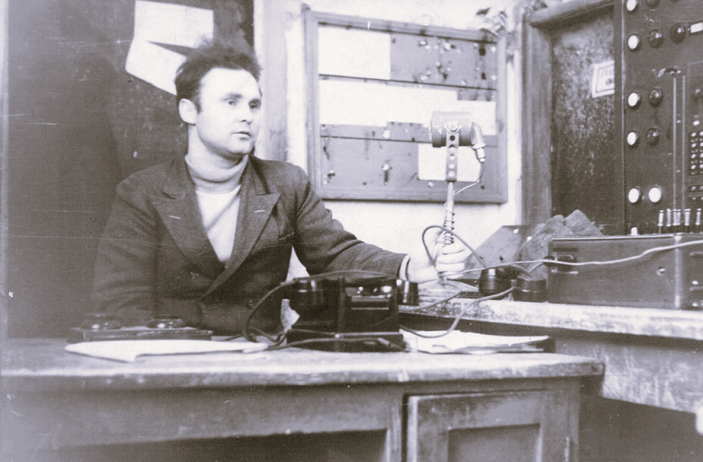 Юрий Пронин за пультом управления канатной дорогой. 1954-55 гг