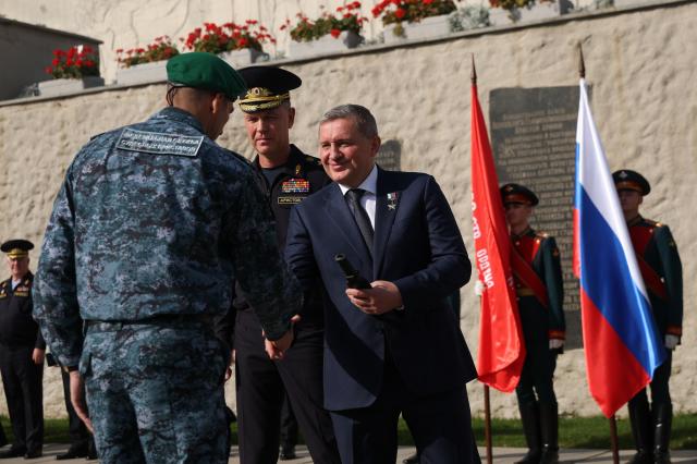 В Волгограде на Мамаевом кургане восьми судебным приставам вручили зеленые береты