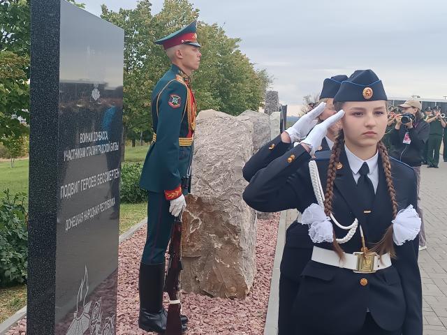 На Мамаевом кургане открыт памятный знак воинам Донбасса — защитникам сталинградской земли