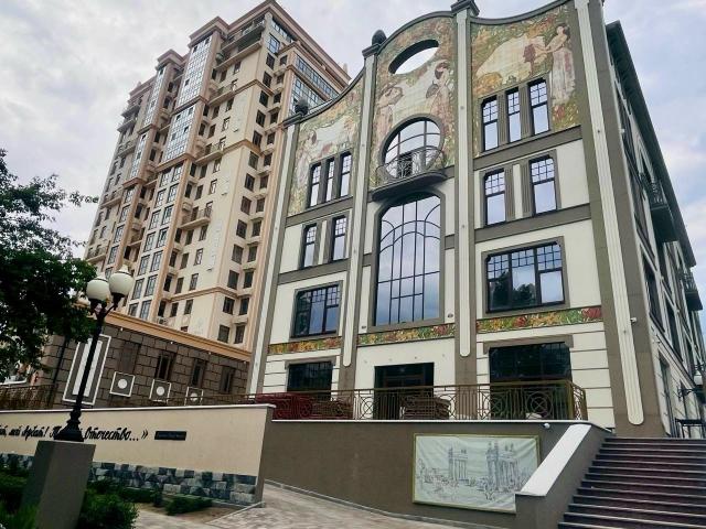 Фасад волгоградского дома украсили керамическим панно в стиле ар-нуво